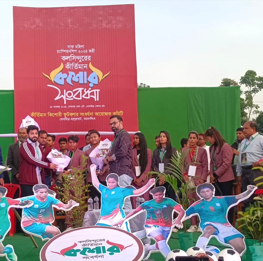 কলসিন্দুর গ্রামের ছয় ফুটবলারকে সংবর্ধনা দিয়েছে এলাকাবাসি। আজ সোমবার