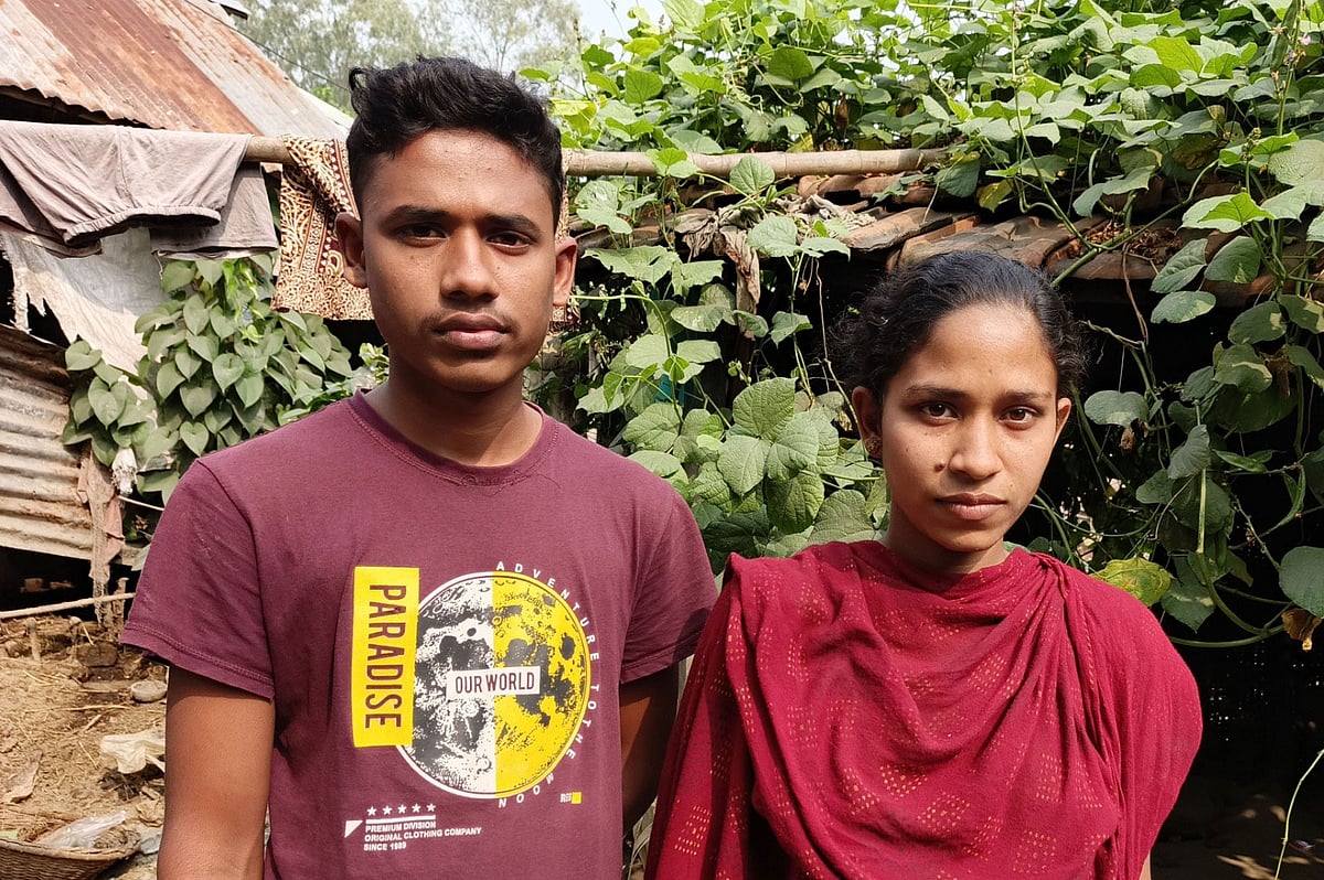 লতাপাতা জন্মানো জন্মভিটার সামনে অনাথ দুই ভাই–বোন। সম্প্রতি রাজশাহীর বাগমারা উপজেলার চাঁইসাড়া গ্রামে