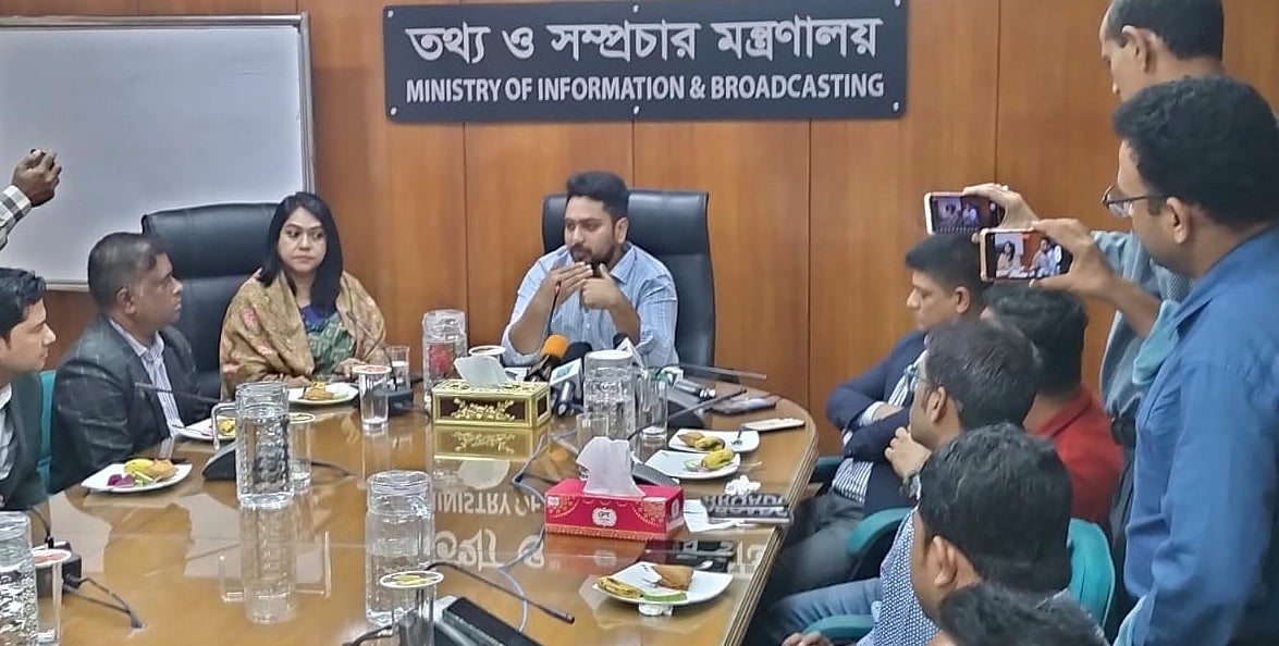 তথ্য ও সম্প্রচার উপদেষ্টা মো. নাহিদ ইসলামের সঙ্গে সচিবালয়ে দেখা করেন ঢাকা রিপোর্টার্স ইউনিটির নেতারা। ঢাকা, ২৬ নভেম্বর