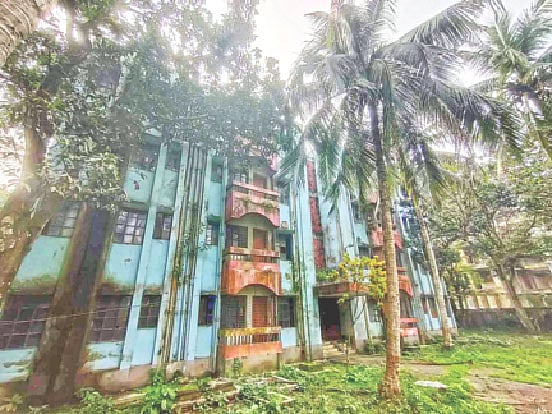 বাসাভাড়া বেশি হওয়ায় ফাঁকা পড়ে আছে কুষ্টিয়া ইসলামী বিশ্ববিদ্যালয়ে শিক্ষক-কর্মকর্তাদের জন্য নির্মিত আবাসিক ভবন। কিছু ভবন পরিত্যক্ত হয়ে পড়েছে। সম্প্রতি তোলা