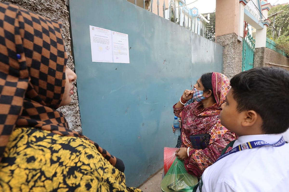 স্কুল ও কলেজ বন্ধ থাকার বিজ্ঞপ্তি দেখছেন অভিভাবকেরা। সেন্ট গ্রেগরী হাই স্কুল অ্যান্ড কলেজ, লক্ষ্মীবাজার, ঢাকা, ২৬ নভেম্বর