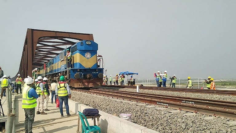 যমুনা নদীর ওপর নির্মিত বঙ্গবন্ধু রেলওয়ে সেতু দিয়ে পরীক্ষামূলকভাবে ট্রেন চলাচল শুরু হয়েছে। আজ মঙ্গলবার সকালে রেলওয়ে সেতুটির সিরাজগঞ্জের পশ্চিম অংশে