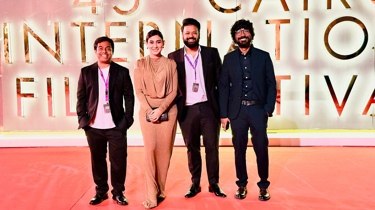 সহ-প্রযোজক রেদওয়ান রনি, অভিনেত্রী মেহজাবীন চৌধুরী, প্রযোজক আদনান আল রাজীব এবং  নির্মাতা  শঙ্খ দাশগুপ্ত