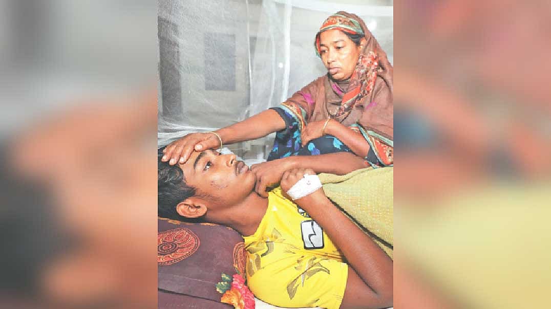 ঝিনাইদহের মো. সোলায়মান (১৬) তিন দিন আগে ডেঙ্গু নিয়ে ঢাকা মেডিকেল কলেজ হাসপাতালে ভর্তি হয়েছে। পাশে মা সুপুরন। গতকাল দুপুরে