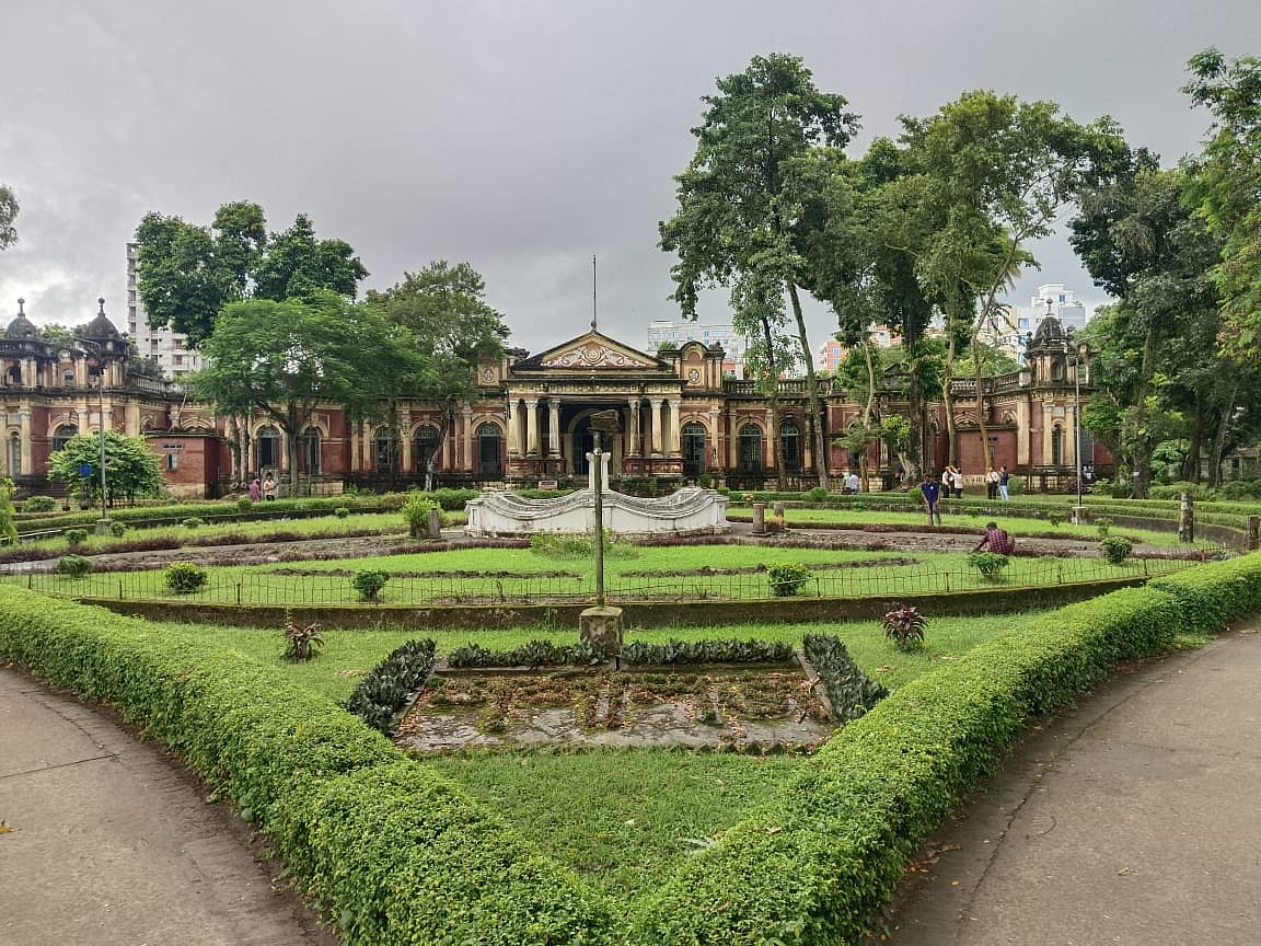 ময়মনসিংহ নগরের শশীলজ জাদুঘর। ৯ একর জমির ওপর সবুজের সমারোহে নান্দনিক এক দর্শনীয় স্থান