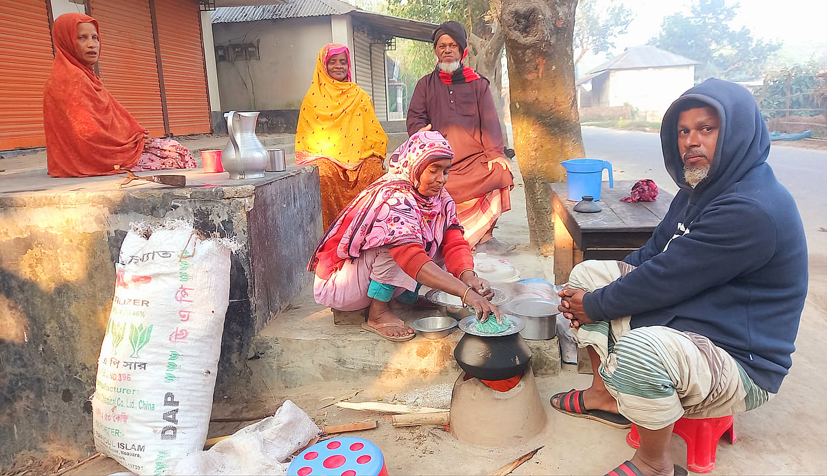 দিনাজপুরের বিরামপুর পৌরসভার হাবিবপুর গ্রামের বিরামপুর-কাটলা পাকা সড়কের পাশে অস্থায়ী দোকানে ভাপা পিঠা বিক্রি করছেন নূরজাহান বেগম