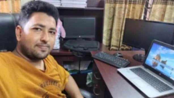নিজের প্রতিষ্ঠানে কাজ করছেন আমজাদ হোসেন