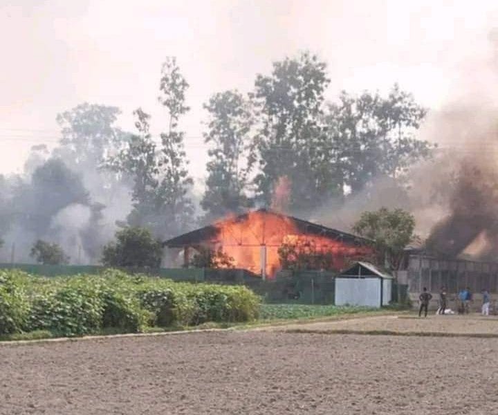 শেরপুরের মুর্শিদপুর পীরের দরবারে হামলা, ভাঙচুর ও লুটপাটের পর আগুন ধরিয়ে দেওয়া হয়। বৃহস্পতিবার দুপুরে সদর উপজেলার লছমনপুর এলাকায়