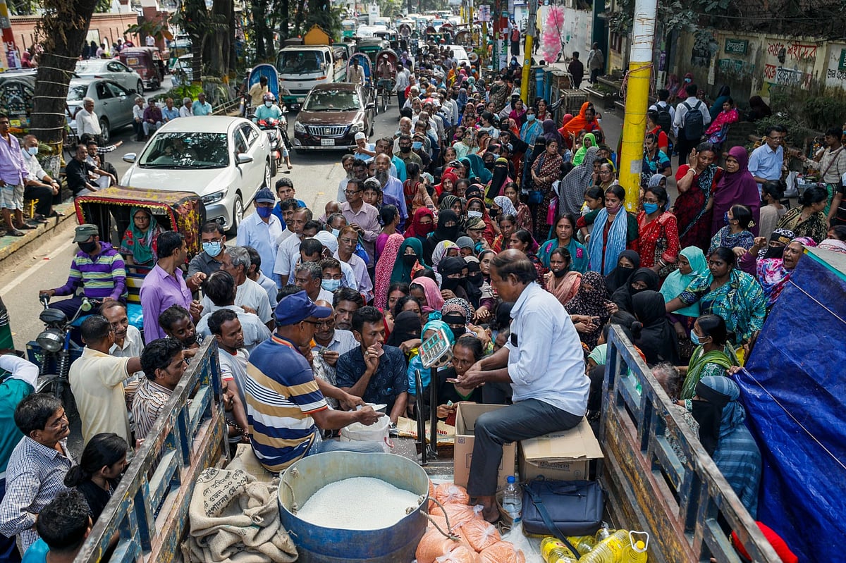 কম মূল্যে পণ্য কিনতে নগরের বিভিন্ন স্থানে থাকা টিসিবির ট্রাকের সামনে প্রতিদিন ভিড় করছেন মানুষ। গতকাল বেলা দেড়টায় চট্টগ্রাম নগরের জামালখান এলাকায়