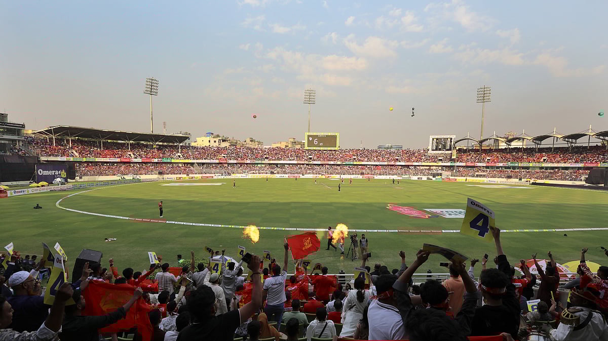 বিপিএলের ম্যাচে দর্শকদের উন্মাদনা