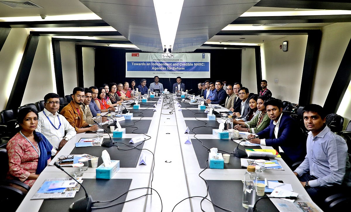 ‘একটি বিশ্বাসযোগ্য মানবাধিকার কমিশনের জন্য করণীয়: বিষয় এবং সংস্কারের পথ’ শীর্ষক গোলটেবিল বৈঠকে আলোচকেরা। আজ বৃহস্পতিবার দ্য ডেইলি স্টার কার্যালয়ে