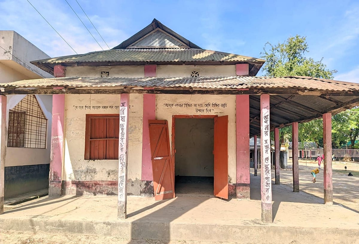 ইউনিয়ন পরিষদের এই কক্ষের দরজা-জানালা ভেঙে গতকাল রাতে টিসিবির মালামাল লুট করা হয়। আজ সকালে ঈশ্বরগঞ্জের সরিষা ইউনিয়ন পরিষদে