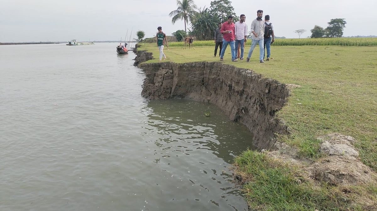 নেত্রকোনার মোহনগঞ্জ ও খালিয়াজুরি উপজেলায় ধনু নদের ভাঙনের ঝুঁকিতে পড়েছে কয়েকটি গ্রামের বসতভিটা, শিক্ষাপ্রতিষ্ঠান ও হাটবাজার। সম্প্রতি মোহনগঞ্জ উপজেলার গাগলাজুর ইউনিয়নের মান্দারবাড়ি গ্রামে