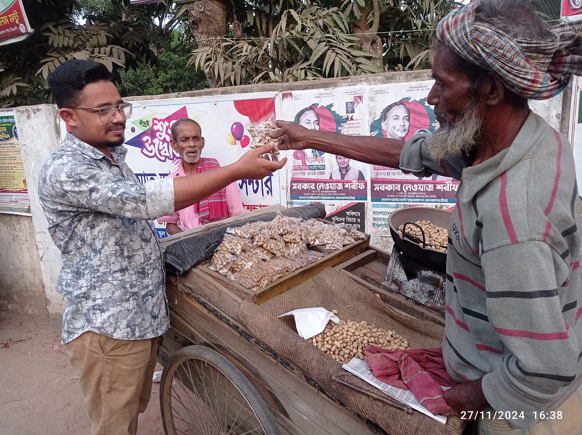 অসুস্থ শরীর নিয়েও ফুটপাতে দাঁড়িয়ে বাদাম বিক্রি করেন হানিফ ব্যাপারী (৬৬)। চাঁদপুরের মতলব দক্ষিণ উপজেলা সদরের কলেজগেট এলাকায় গতকাল দুপুরে