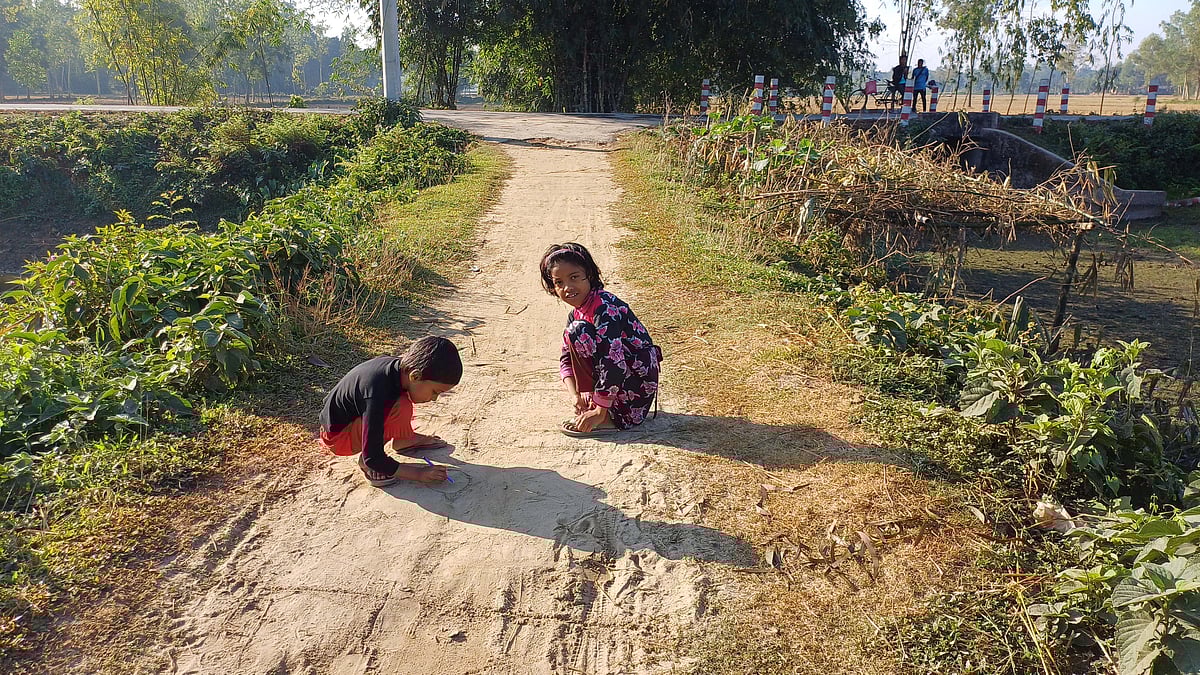 পঞ্চগড়ের তেঁতুলিয়ায় আজ বৃহস্পতিবার মৌসুমের সর্বনিম্ন তাপমাত্রা রেকর্ড করা হয়েছে। তবে আছে ঝলমলে রোদ। সকালের মিষ্টি রোদে খেলা করছে দুই শিশু। ছবিটি সকাল সাড়ে আটটায় পঞ্চগড় সদর উপজেলার মাহানপাড়া এলাকার