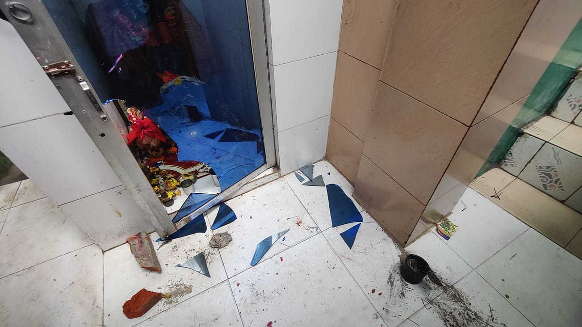চট্টগ্রামের পাথরঘাটায় ভাঙচুর করা শান্তন্বেশ্বরী মাতৃমন্দিরের দরজার কাচ। শুক্রবার বিকেল বেলা ৩টায়