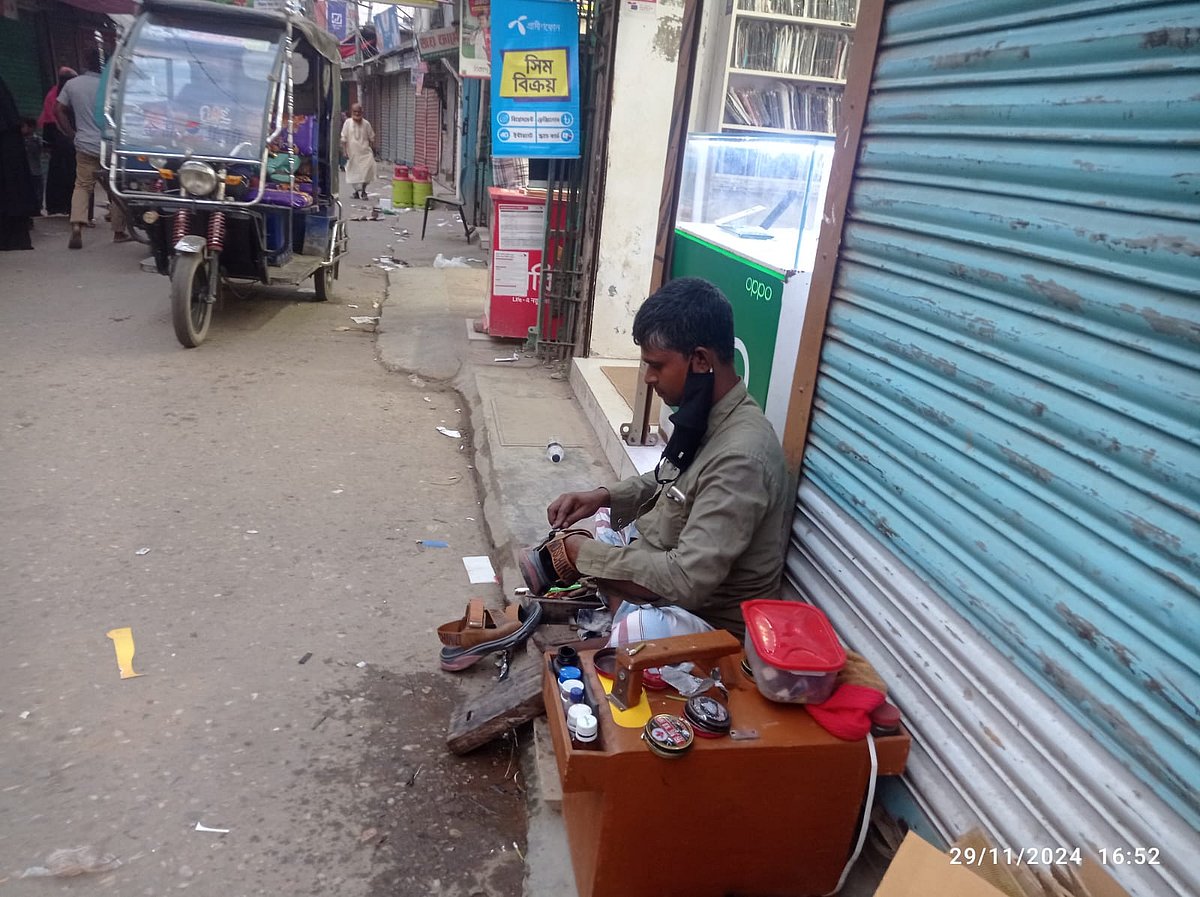 জুতা সেলাই ও কালির কাজ করছেন স্বপন চন্দ্র ঋষি। চাঁদপুরের মতলব দক্ষিণ উপজেলা সদর বাজারের কলেজ রোডে। শুক্রবার বিকেলে