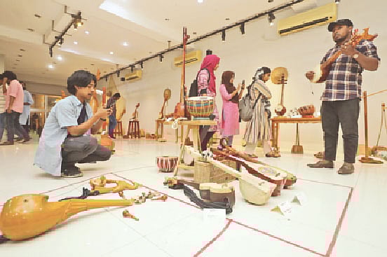 বাদ্যযন্ত্র প্রদর্শনীতে দর্শকেরা। বুধবার রাজধানীর ধানমন্ডির আলিয়ঁস ফ্রঁসেজে