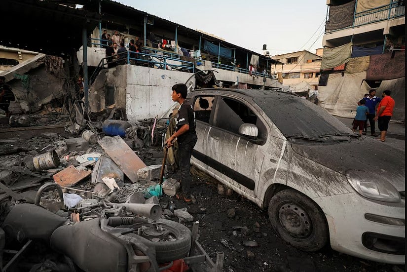 গাজা নগরীতে ইসরায়েলি হামলায় বিধ্বস্ত একটি এলাকা