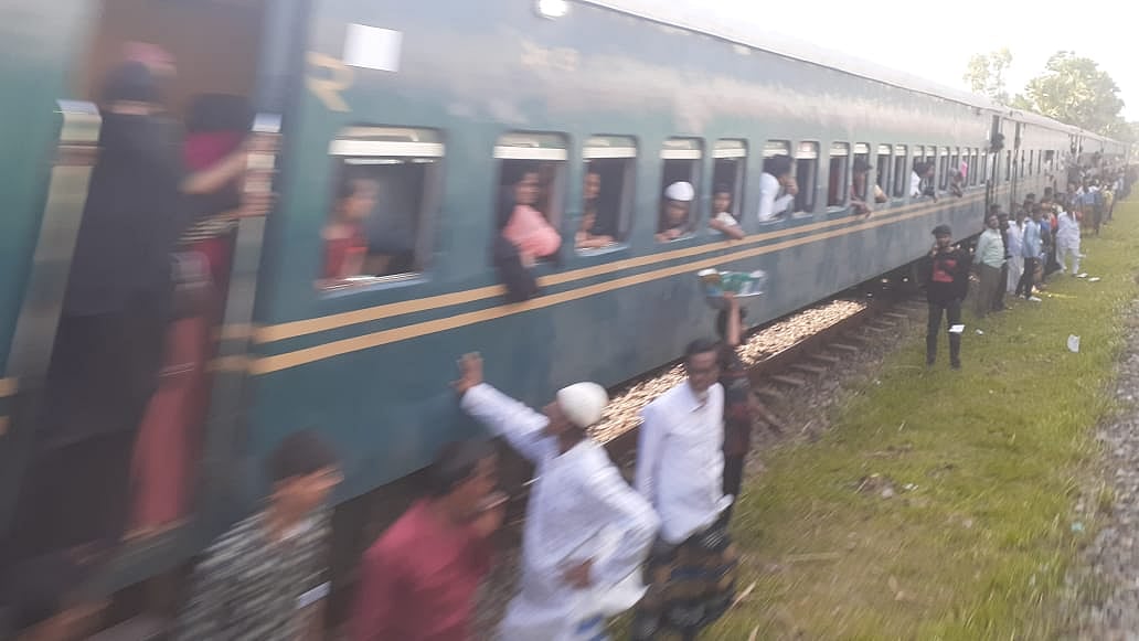 কুমিল্লায় চলন্ত অবস্থায় কর্ণফুলী এক্সপ্রেসের ইঞ্জিন বিকল হয়ে যায়। আজ শুক্রবার দুপুরে