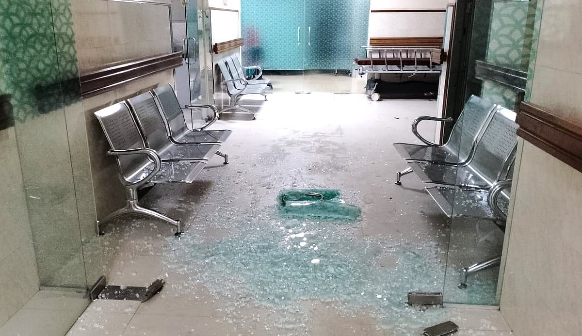 জামালপুর শহরের সরদারপাড়া এলাকায় বেসরকারি এম এ রশিদ হাসপাতালে হামলা ও ভাঙচুর করেছে অস্ত্রধারী একদল দুর্বৃত্ত