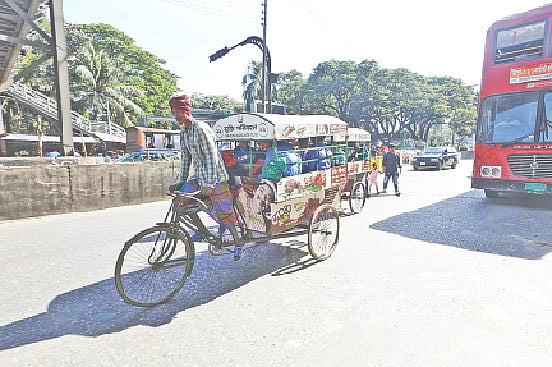 সরু তিনটি চাকা। তার ওপর খাঁচার মতো একটি কাঠামো। নাম দেওয়া হয়েছে স্কুলভ্যান। একেকটি ভ্যানে চড়ে স্কুলে যায় ছয় থেকে আটটি শিশু। ভ্যানগুলোর নিবন্ধন নেই, চালকের প্রশিক্ষণ নেই। গতকাল রাজধানীর মিরপুর রোডে