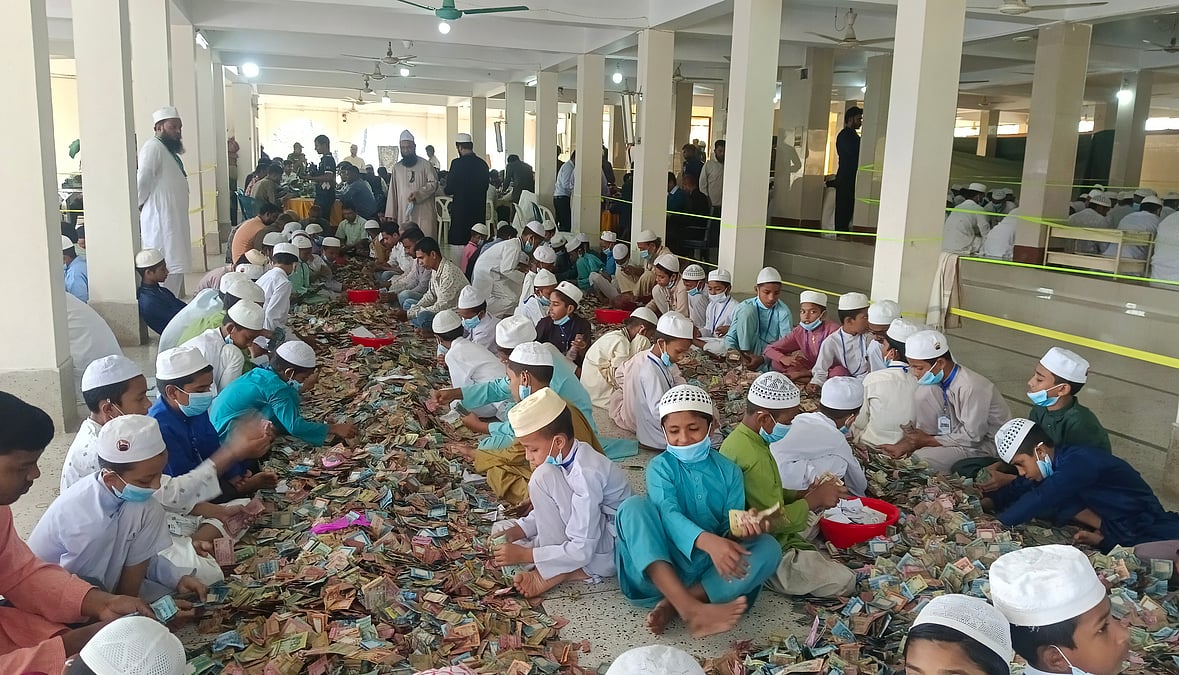 পাগলা মসজিদের ১১ সিন্দুক খুলে পাওয়া গেল ২৯ বস্তা টাকা, চলছে গণনা | প্রথম  আলো