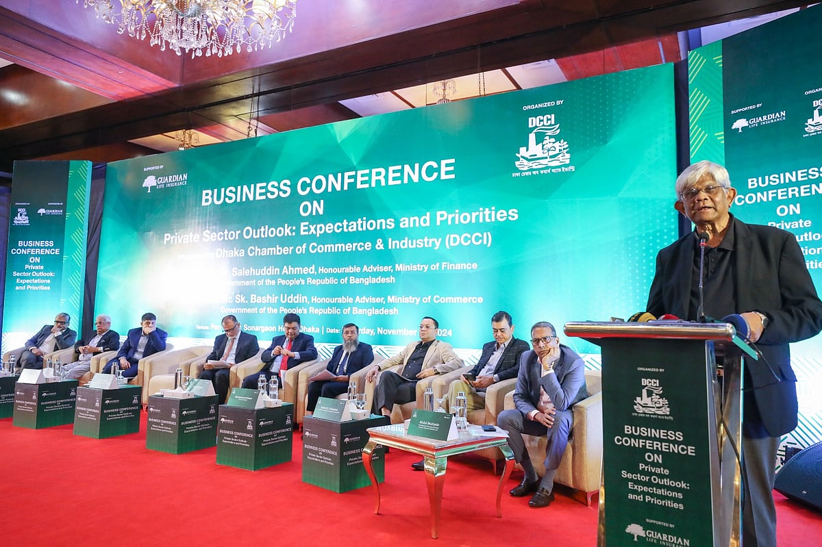 বক্তব্য দিচ্ছেন অর্থ উপদেষ্টা