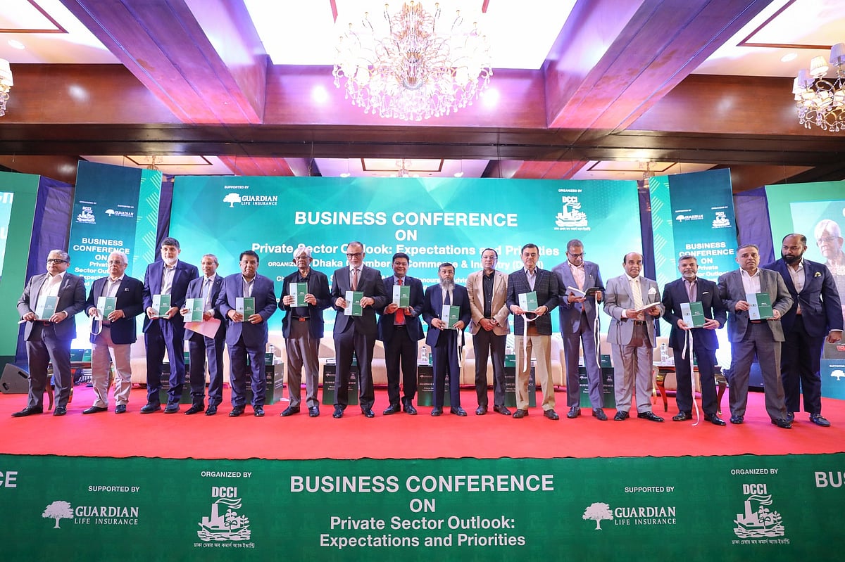 ঢাকা চেম্বার অব কমার্স অ্যান্ড ইন্ডাস্ট্রি (ডিসিসিআই) আয়োজিত ‘বেসরকারি খাতের পূর্বাভাস: প্রত্যাশা ও অগ্রাধিকার’ শীর্ষক বাণিজ্য সম্মেলনে অতিথিদের সঙ্গে ব্যবসায়ীরা। আজ শনিবার রাজধানীর একটি হোটেলে