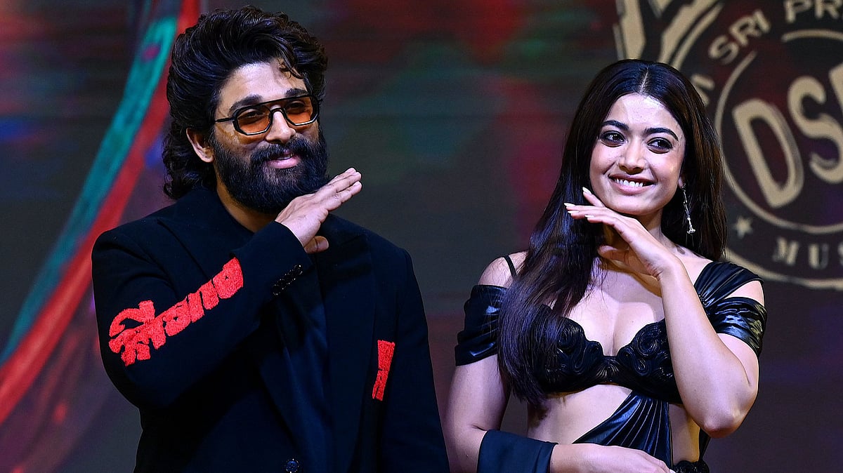 মুম্বাইয়ে আয়োজিত এক অনুষ্ঠানে আল্লু অর্জুন ও রাশমিকা মান্দানা। এএফপি