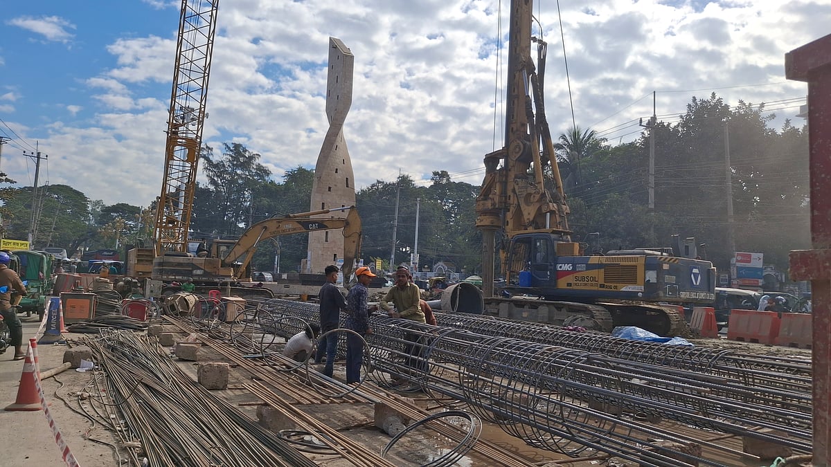 বায়ু দূষণ বিধিমালা না মেনেই নির্মাণ কাজ চলছে। আশপাশে জমছে ধুলা-বালির আস্তরণ। আজ শনিবার সকাল সাড়ে ১০টার দিকে রাজশাহী নগরের রেলগেট এলাকায়