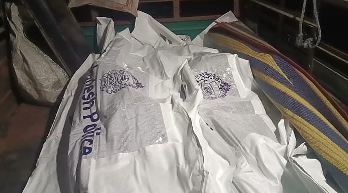 ময়মনসিংহের ভালুকায় এক দম্পতির রক্তাক্ত ও ঝুলন্ত লাশ উদ্ধার করেছে পুলিশ