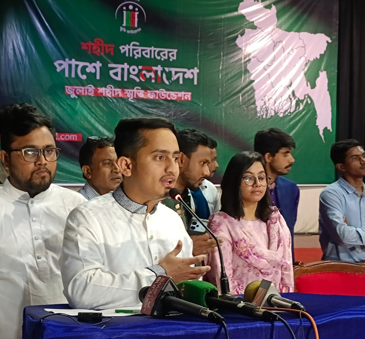 জুলাইয়ের অভ্যুত্থানে নিহত হওয়া ৫৫ জনের পরিবারকে অনুদান বিতরণ অনুষ্ঠানে সারজিস আলম। আজ শনিবার সকালে ময়মনসিংহ নগরের টাউন হলের তারেক স্মৃতি অডিটোরিয়ামে