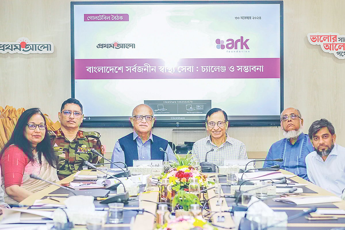 ‘বাংলাদেশে সর্বজনীন স্বাস্থ্যসেবা: চ্যালেঞ্জ ও সম্ভাবনা’ শীর্ষক গোলটেবিল বৈঠকে (বাঁ থেকে) রুমানা হক, ইমরুল কায়েস চৌধুরী, আহমদ মোশতাক রাজা চৌধুরী, মু. হুমায়ুন কবির ও আবু মোহাম্মদ জাকির হোসেন। গতকাল রাজধানীর কারওয়ান বাজারে প্রথম আলো কার্যালয়ে