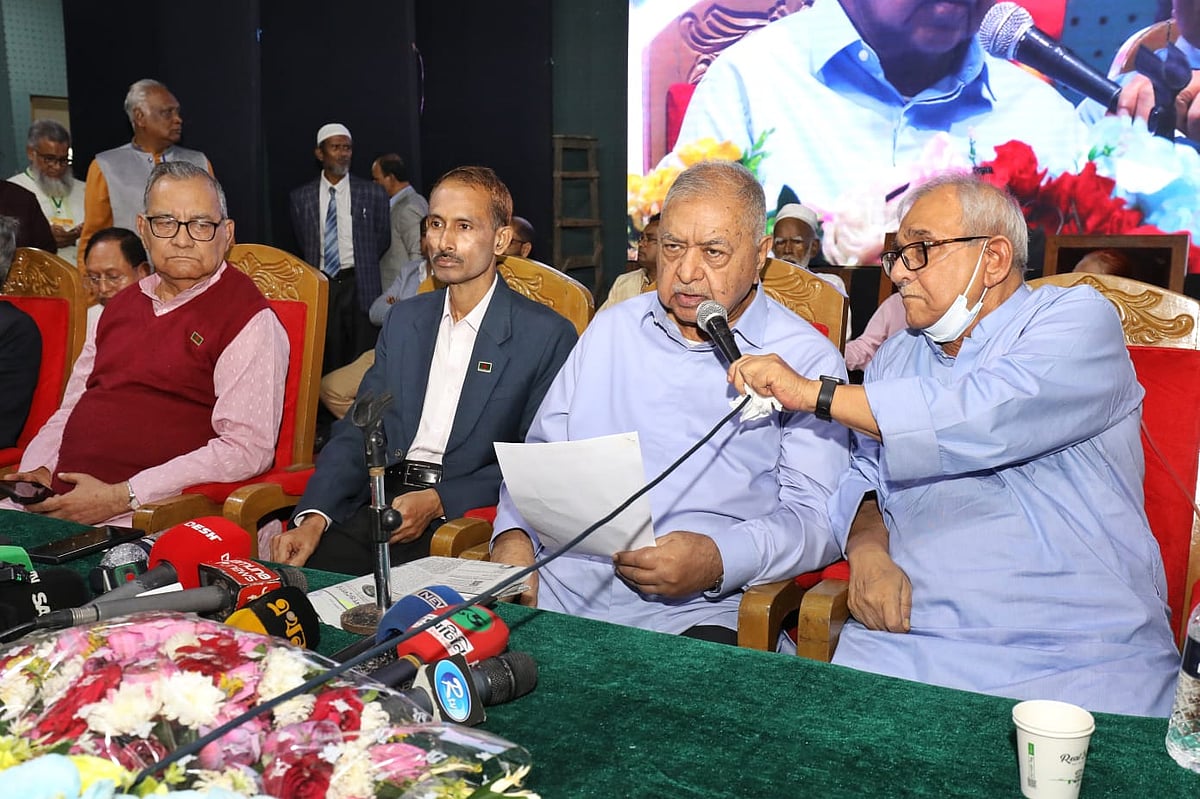 গণফোরামের জাতীয় সম্মেলন অনুষ্ঠানে বক্তব্য দেন ড. কামাল হোসেন। ইঞ্জিনিয়ার্স ইনস্টিটিউশন মিলনায়তন, রমনা