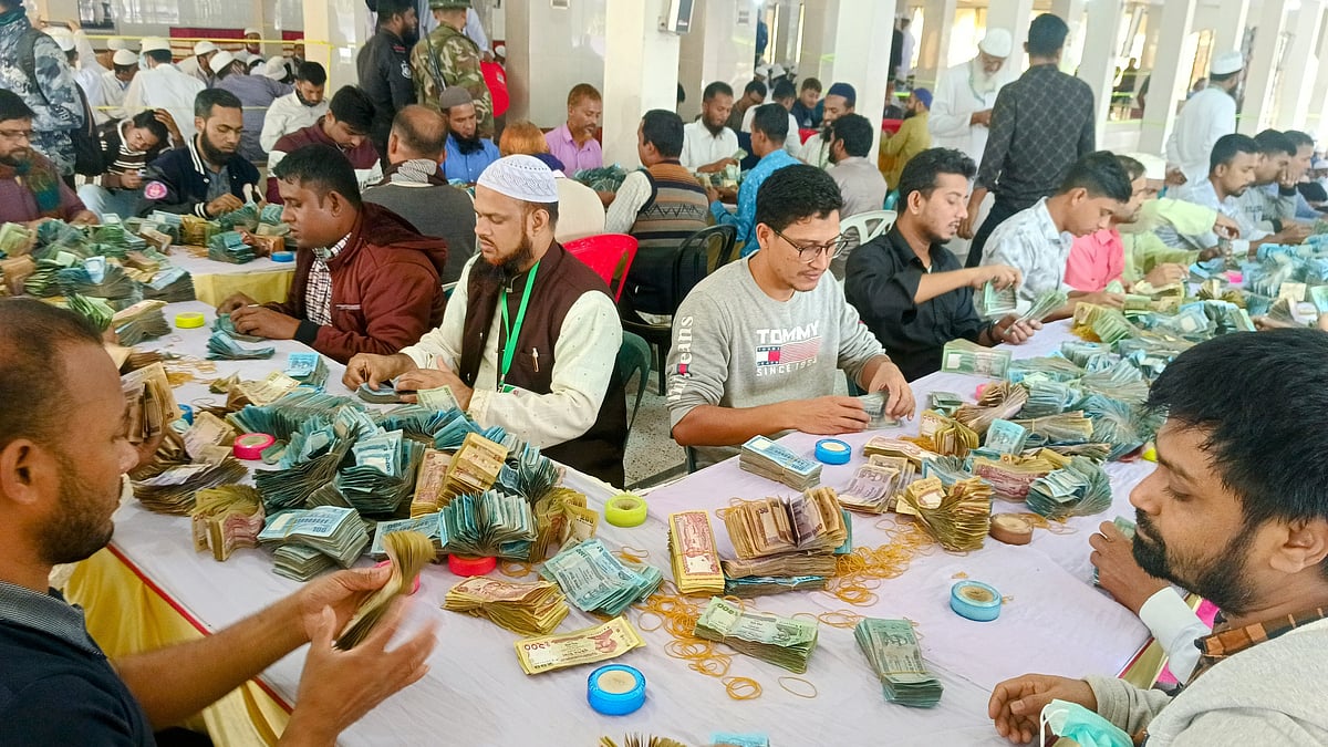 টাকা গণনার কাজ চলছে। শনিবার সকালে কিশোরগঞ্জ জেলা শহরের পাগলা মসজিদে