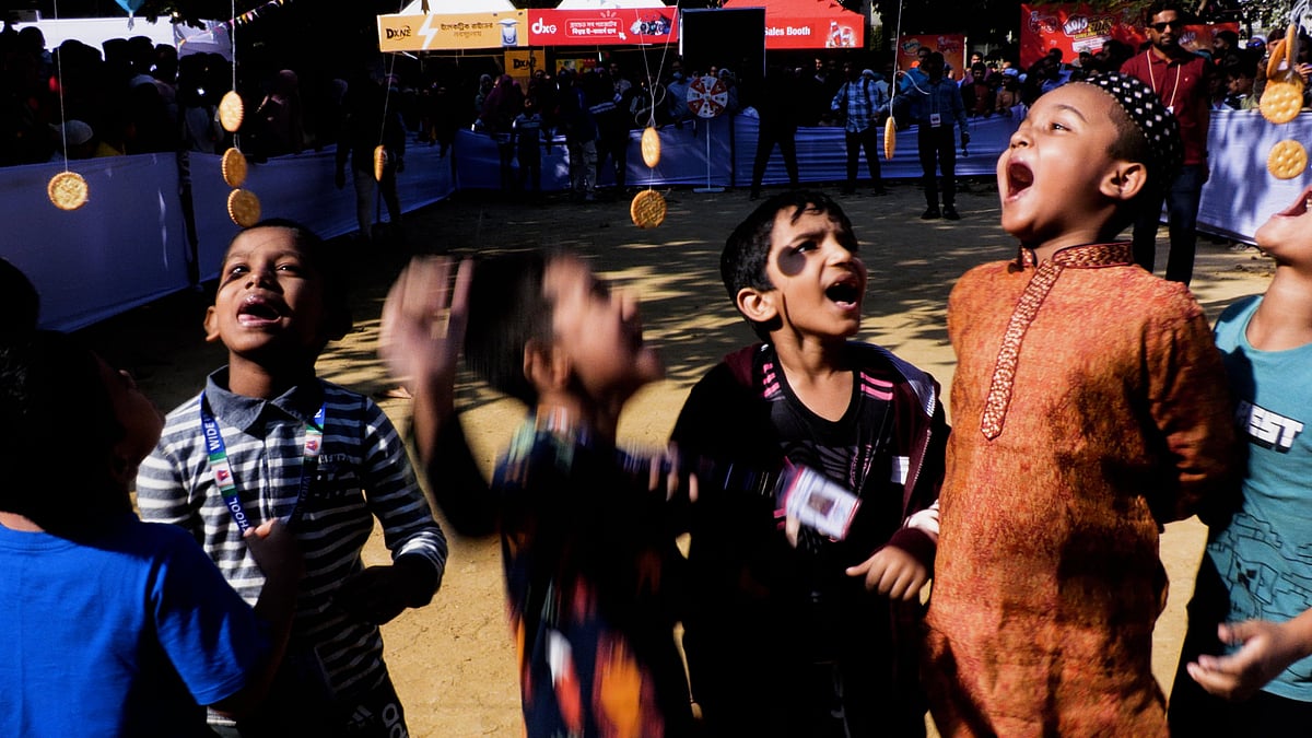উত্তরার ‘আনন্দমেলায়’ শিশু–কিশোদের সঙ্গে মেতে ওঠেন অভিভাবকেরাও