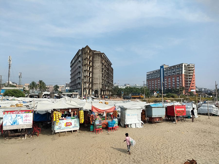 Osiyo ayol külotlarini yechib oladi