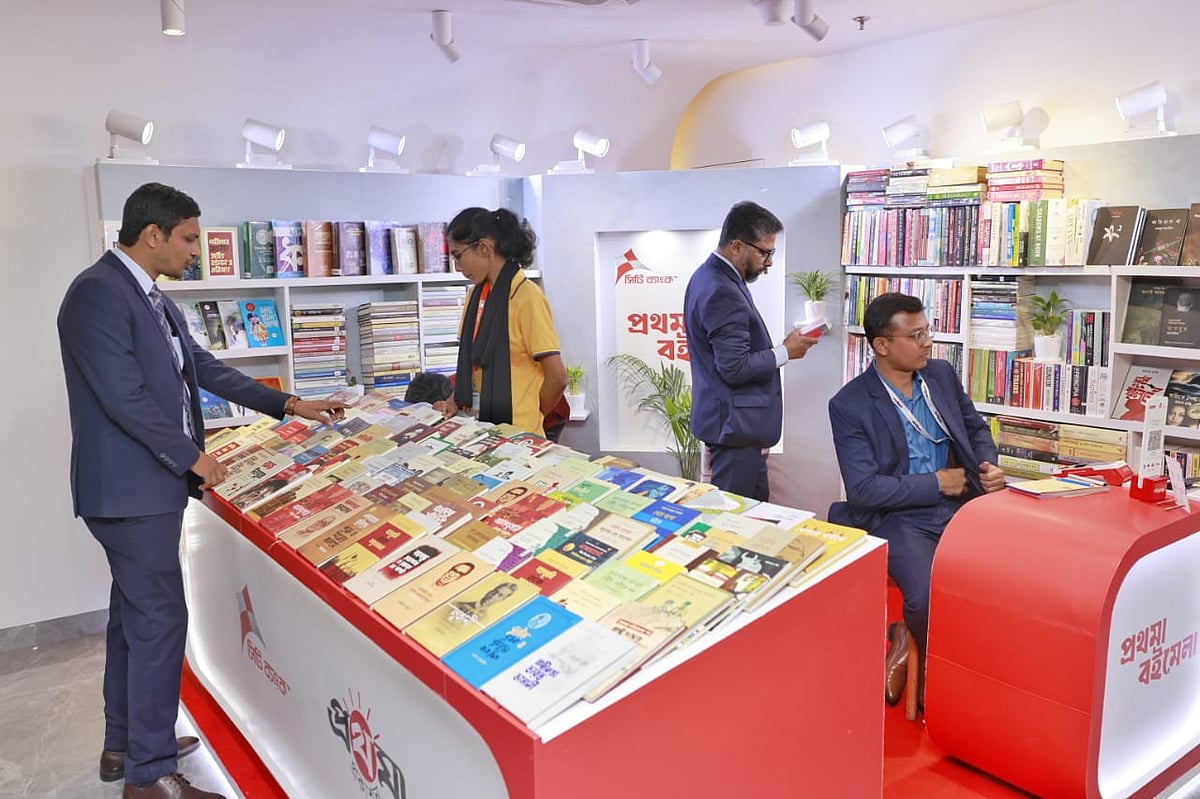 বই দেখছেন পাঠকেরা। সিটি ব্যাংকের প্রধান কার্যালয়ে ‘সিটি ব্যাংক-প্রথমা বইমেলা’-এর উদ্বোধনী দিনে। গুলশান অ্যাভিনিউ, ঢাকা, ১ ডিসেম্বর ২০২৪