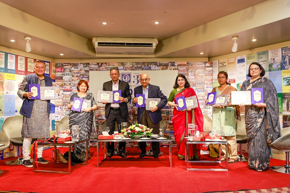 সিপিডির ৩০ বছর পূর্তি উপলক্ষে আয়োজিত অনুষ্ঠানের উদ্বোধনী সেশনে (বাঁ থেকে) মাহ্ফুজ আনাম, রওনক জাহান, আমীর খসরু মাহমুদ চৌধুরী, রেহমান সোবহান, ফাহমিদা খাতুন, তাসলিমা আখতার ও নিহাদ কবির। গতকাল রাজধানীর মহাখালীর ব্র্যাক ইন সেন্টারে