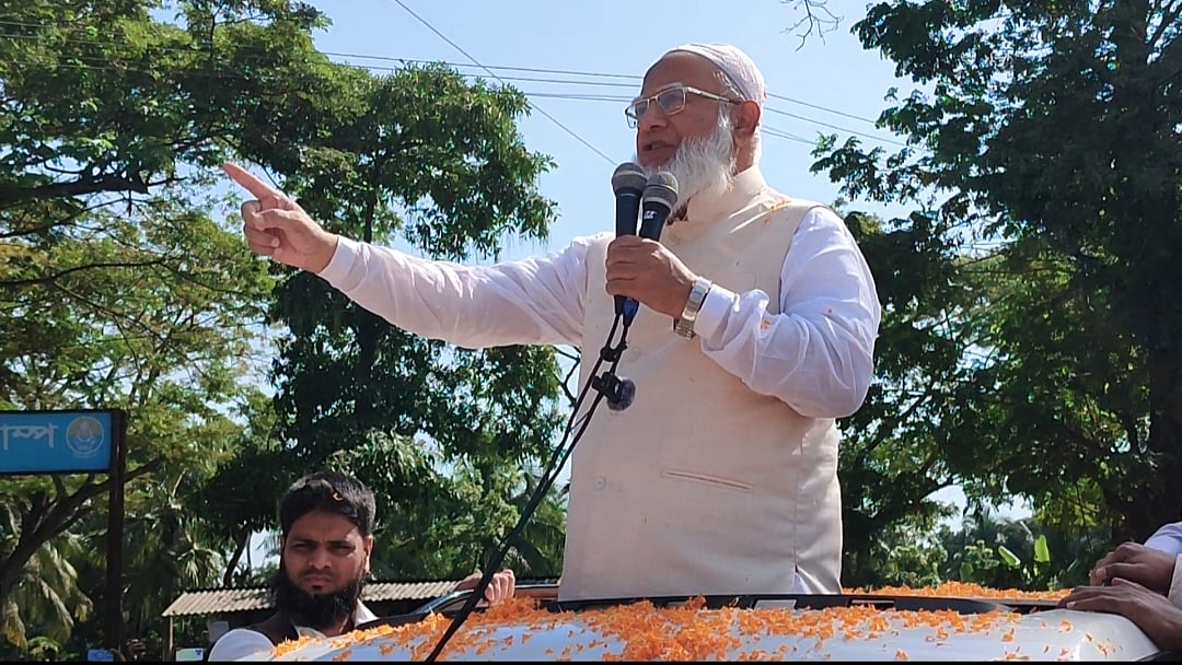 গাড়িতে দাঁড়িয়ে পথসভায় বক্তব্য দিচ্ছেন জামায়াতে ইসলামীর আমির শফিকুর রহমান। আজ রোববার বেলা সাড়ে ১১টার দিকে নড়াইল সদর উপজেলার মালিবাগ মোড়ে