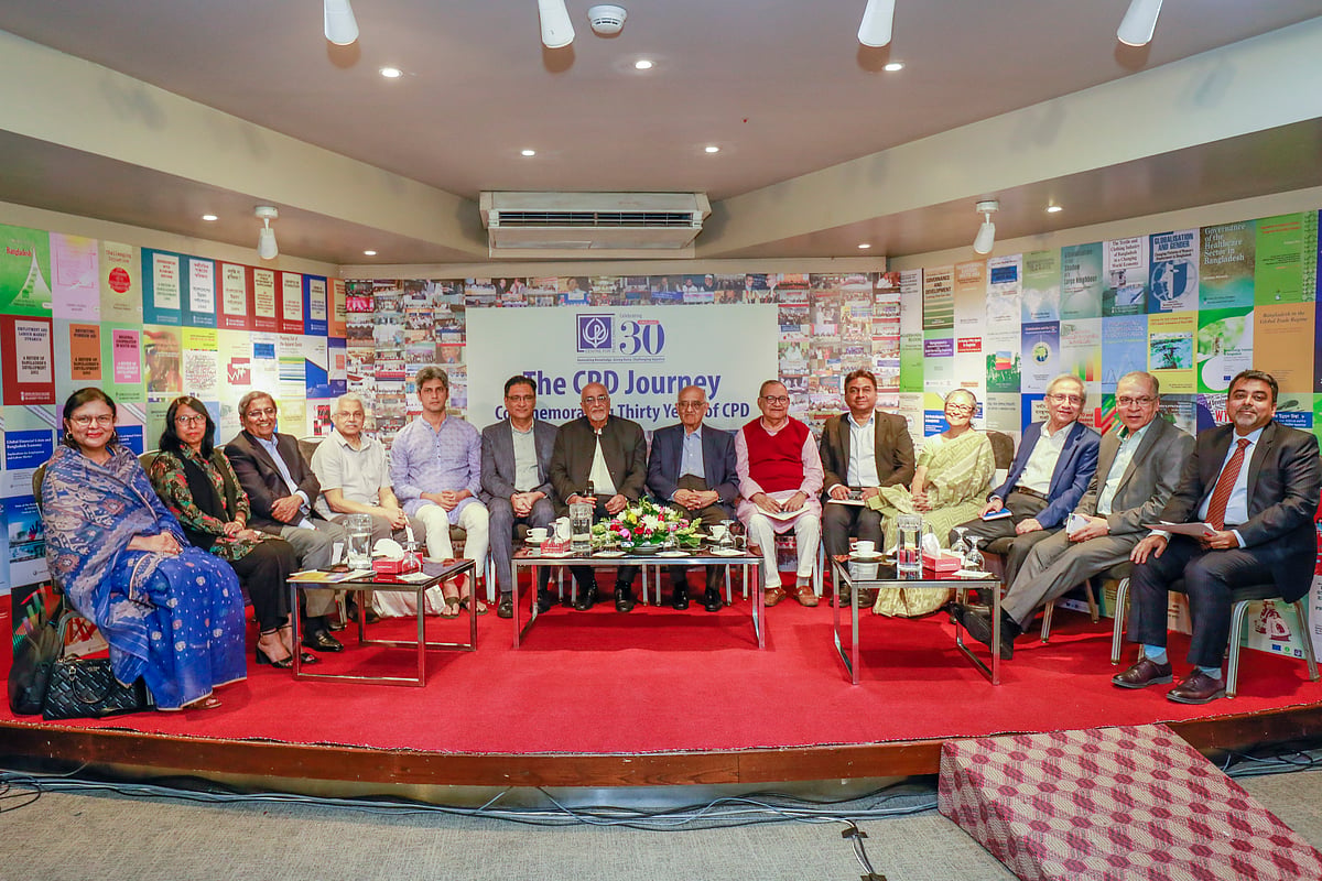 বেসরকারি গবেষণাপ্রতিষ্ঠান সিপিডির ৩০ বছরের পথচলা নিয়ে আয়োজিত অনুষ্ঠানে অতিথিরা। আজ ঢাকার মহাখালীর ব্র্যাক সেন্টারে