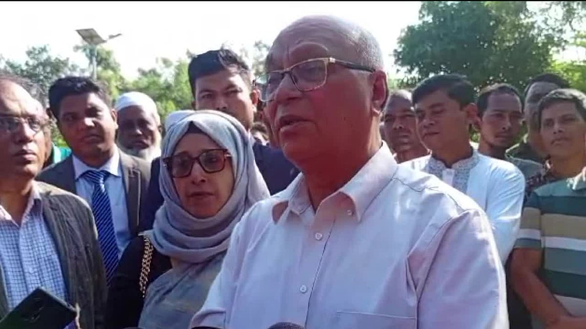 সাংবাদিকদের সঙ্গে কথা বলেন মুক্তিযুদ্ধবিষয়ক মন্ত্রণালয়ের উপদেষ্টা ফারুক-ই-আজম। রোববার দুপুরে ব্রাহ্মণবাড়িয়ার কসবায় কোল্লাপাথর শহীদ সমাধিস্থলে