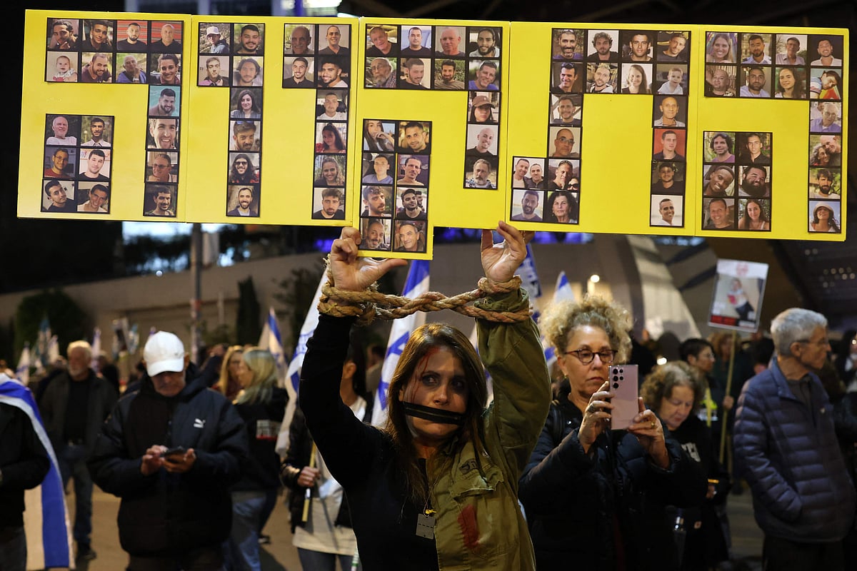 গাজায় জিম্মি থাকা ইসরায়েলিদের মুক্তির দাবিতে বিক্ষোভ। তেল আবিব, ইসরায়েল, ৩০ নভেম্বর