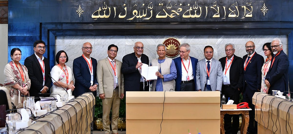 শ্বেতপত্র প্রণয়ন কমিটির সদস্যরা প্রধান উপদেষ্টা মুহাম্মদ ইউনূসের কাছে তাদের প্রতিবেদন হস্তান্তর করেছেন।