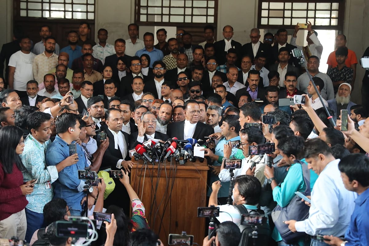রায়ের পর সাংবাদিকদের সঙ্গে কথা বলেন আইনজীবীরা। হাইকোর্ট, ঢাকা, ১ ডিসেম্বর