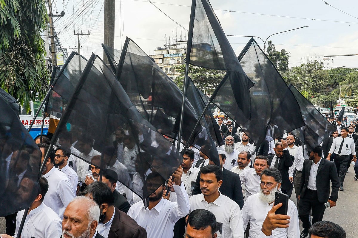 আইনজীবী হত্যার প্রতিবাদে শোক র্যালি বের করে চট্টগ্রাম জেলা আইনজীবী সমিতি। আজ বেলা ২টা ৩০মিনিটে লালদীঘি মাঠ এলাকায়