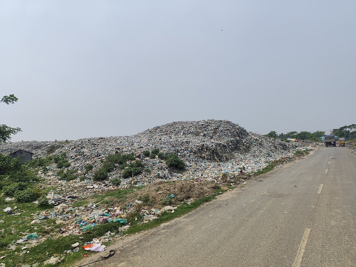 কুমিল্লা সিটি করপোরেশনের ময়লার স্তূপ জমে সেখানে ছোট ছোট পাহাড়ের মতো সৃষ্টি হয়েছে
