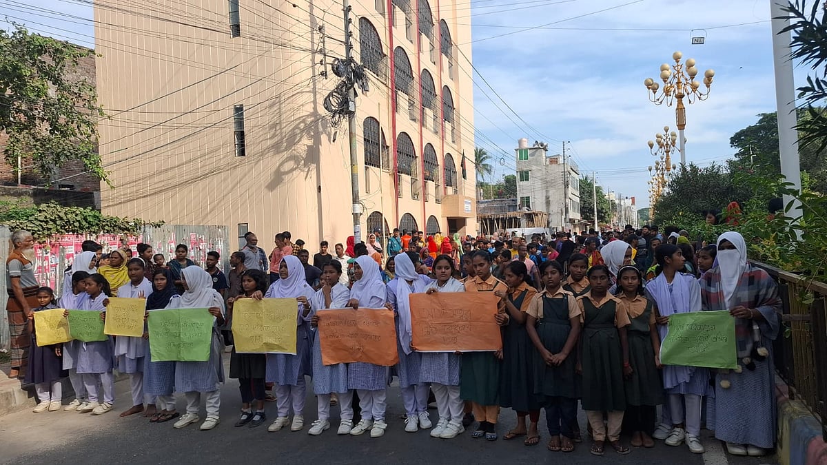 রাজশাহী নগরের খাদেমুল ইসলাম সরকারি প্রাথমিক বিদ্যালয়ের শিক্ষার্থীরা নিরাপত্তার দাবিতে সড়ক অবরোধ করে। আজ রোববার দুপুরে