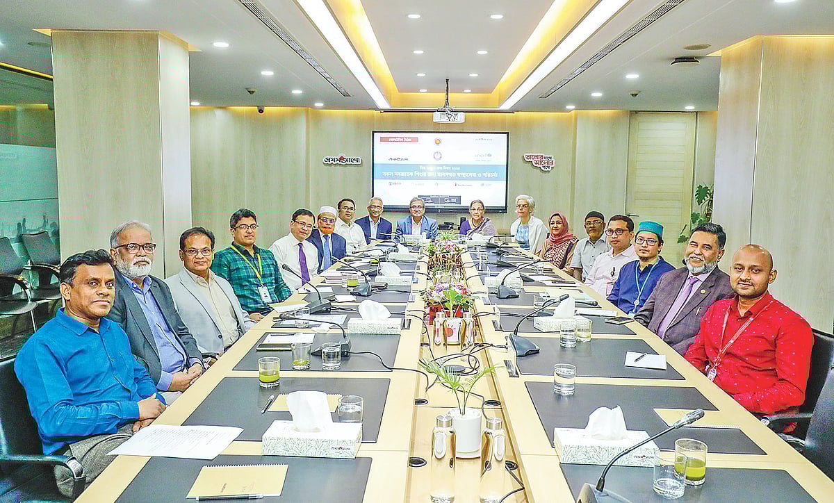 ‘বিশ্ব অপরিণত নবজাতক দিবস’ উপলক্ষে ‘সকল নবজাতক শিশুর জন্য মানসম্মত স্বাস্থ্যসেবা ও পরিচর্যা’ শীর্ষক গোলটেবিল বৈঠকে অংশগ্রহণকারীরা। ১৮ নভেম্বর ঢাকার প্রথম আলো কার্যালয়ে